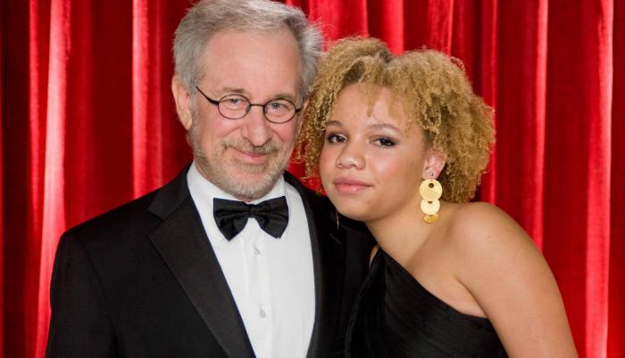 Mikaela Spielberg y Steven Spielberg, su padre adoptivo.