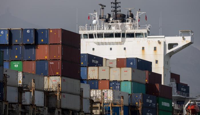 Global shipping slows (31308125)