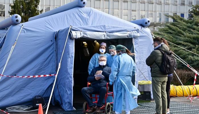 hombre-recibe-asistencia-pre-triaje-delante-del-hospital-cremona-norte-italia-1583329235200