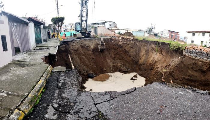 socavón en Quito
