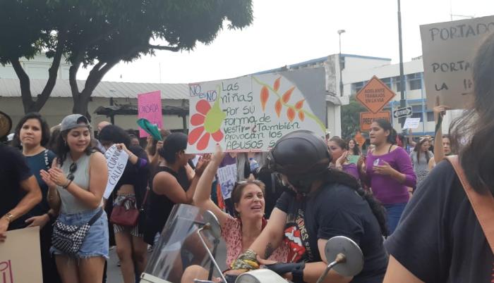 En la plaza San Francisco, centro de Guayaquil, organizaciones sociales marcharon por el Día de la Mujer.
