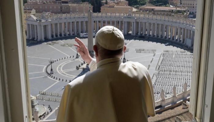Papa Francisco da misa sin feligreses