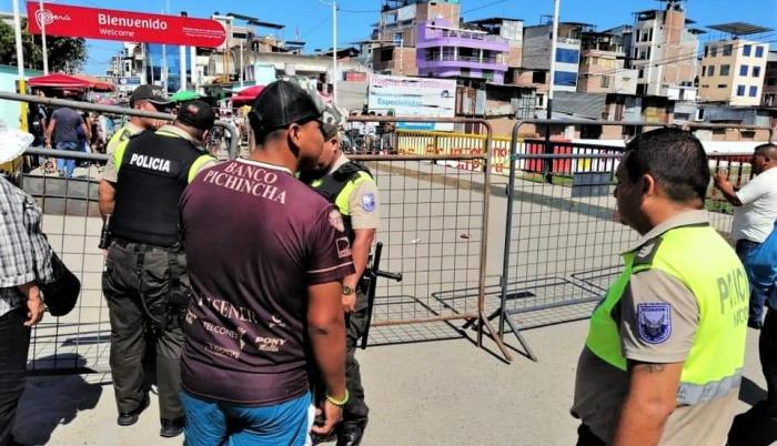 La policía también se unió a los militares para asegurar que no haya flujo de personas