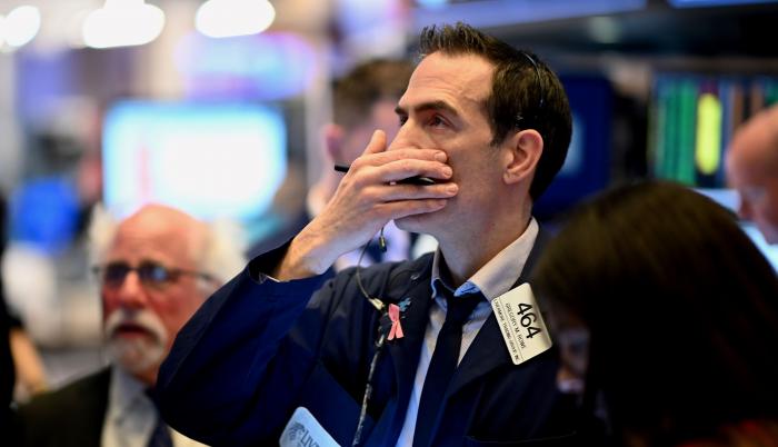 Traders work during t (31429718)