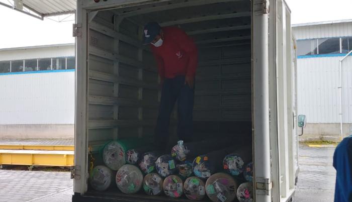 Donación de tela para trajes de la Policía