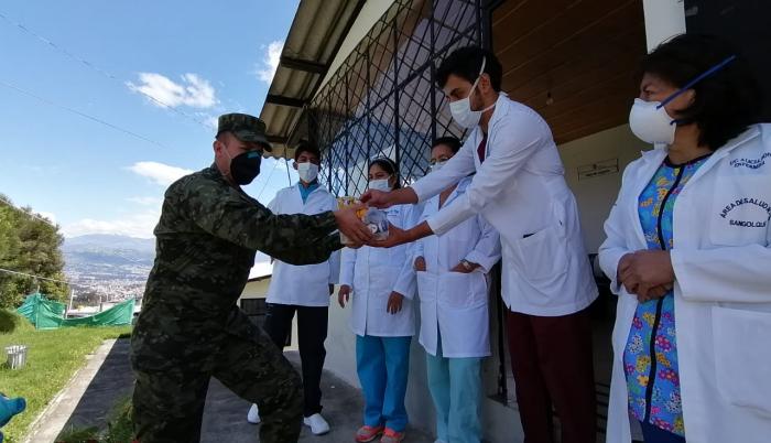 MILITARES ENTREGAN AYUDA EN SANGOLQUI