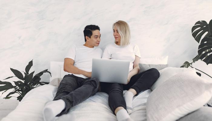 man-and-woman-sitting-on-a-bed-3912351