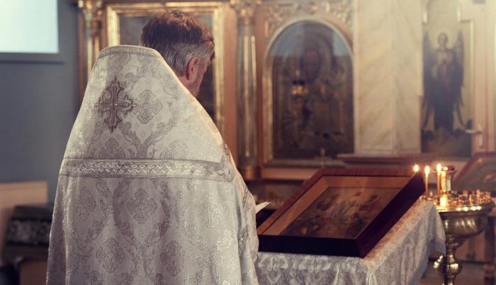 priest-2586055_1280