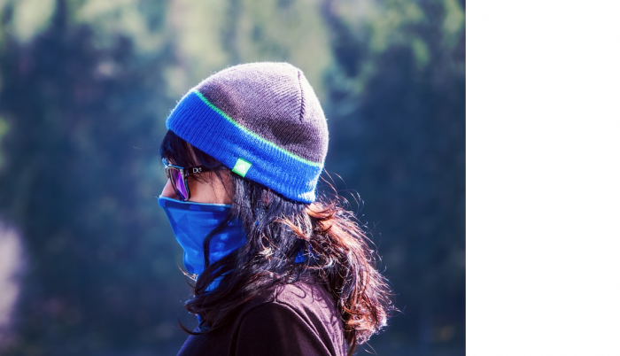 Chica con mascarillas,