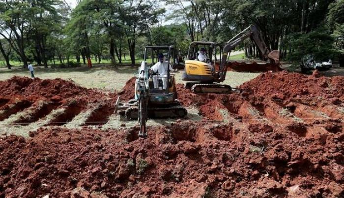 cavar las tumbas para los fallecidos de COVID-19 a gran escala. En el cementerio de Vila Formosa, el mayor de Latinoamérica, en Sao Paulo, una veintena de excavadoras trabajan contra el reloj Excavadoras-tumbas-Brasil-espera-pandemia_EDIIMA20200418_0434_4