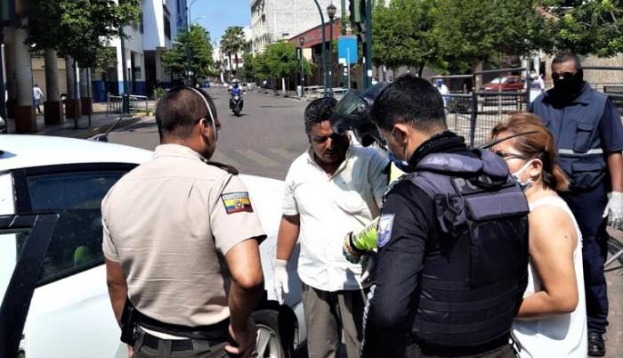 El hombre fue retenido y llevado a una sala de aislamiento.