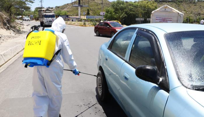 El Municipio de Quito desinfecta autos