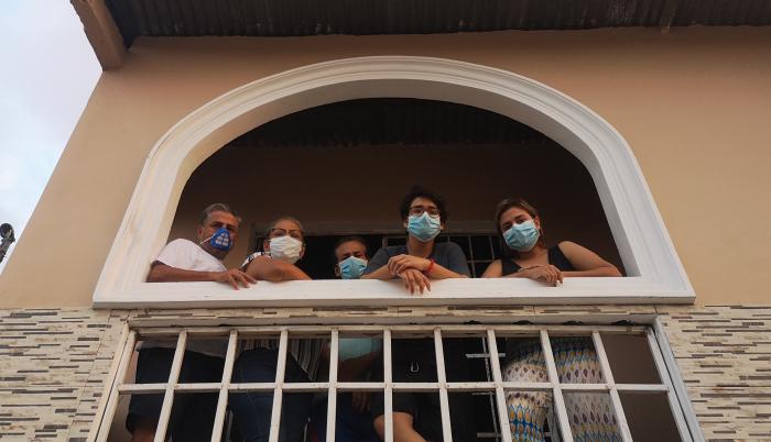 Familia López Sáenz, en el balcón de su vivienda, ubicada en el suburbio.