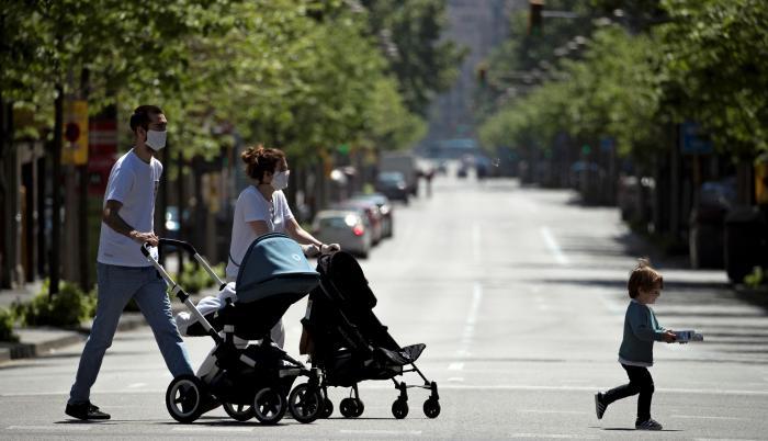 Barcelona, España. Este domingo 26 de abril, los niños salieron de casa tras 43 días de confinamiento por la crisis del COVID-19.