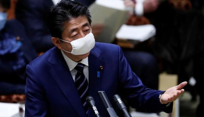 El primer ministro nipón, Shinzo Abe, ridiculizado por el tamaño de la mascarilla del gobierno.