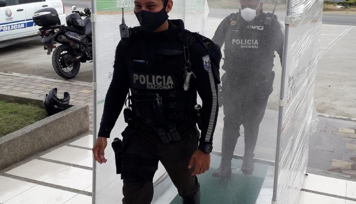 POLICIAS SE DESINFECTAN EN DAULE PARA SALIR A LABORAR(1)