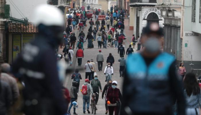 quito referencial gente calle distanciamiento coronavirus
