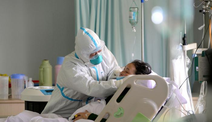 europapress-2671492-medico-militar-atiende-paciente-enfermo-coronavirus-unidad-cuidados
