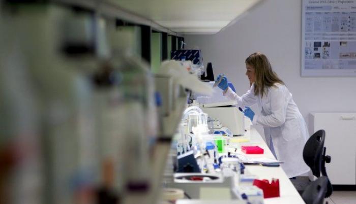 cientifica analiza muestras referencial coronavirus