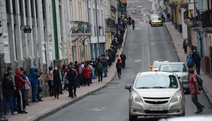 La circulación incrementa en las calles de Quito
