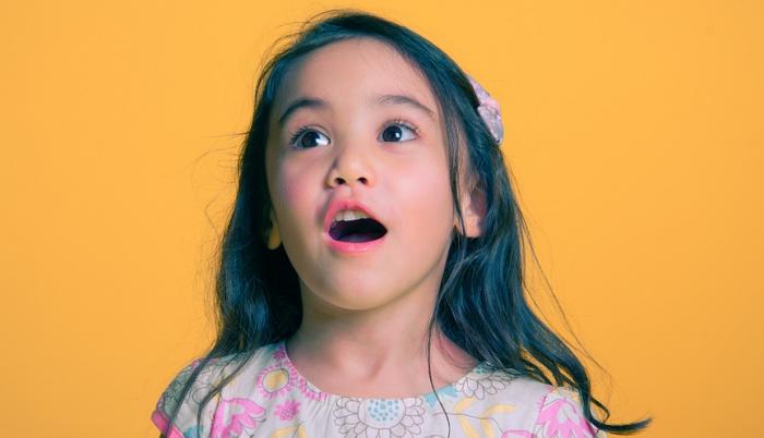 niña cantando