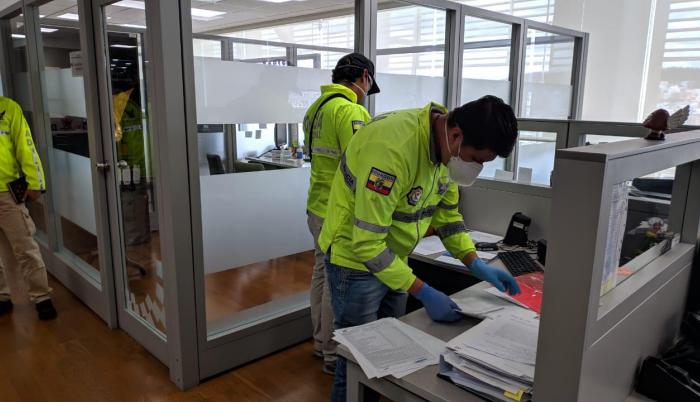 Fiscalía allana oficinas del Ministerio de Finanzas.