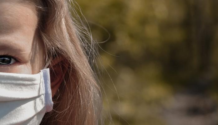Niña con mascarilla para protegerse del contagio de Covid-19