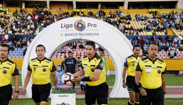 arbitros-fútbol-LigaPro-físicos