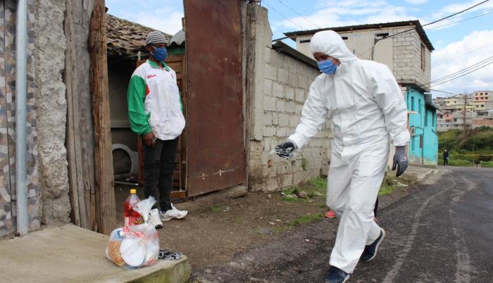 las autoridades distribuyen canastas alimenticias para la población de escasos recursos