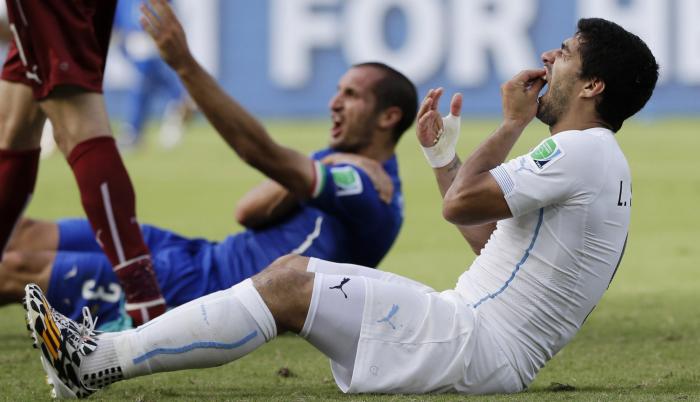 Fútbol-Suárez-Chiellini