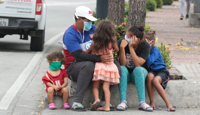 niños en la calle con mascarillas