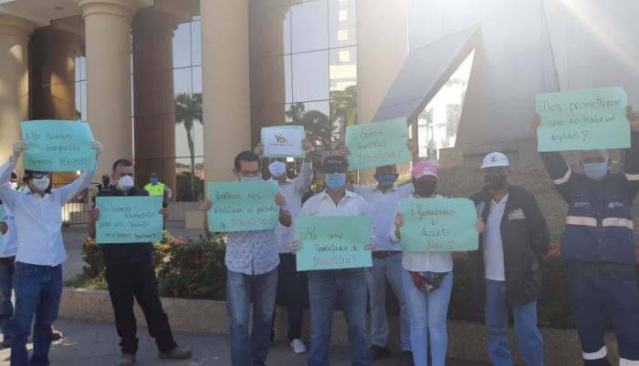 Pasadas las 08:30, una veintena de trabajadores del Servicio de Gestión Inmobiliaria del Sector Público (Inmobiliar) se reunieron en los exteriores del Gobierno Zonal de Guayas para protestar. Foto: Mariella Toranzos. 25 de mayo de 2020.