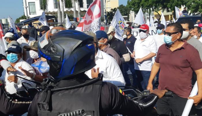 Manifestantes de los gremios de trabajadores protestaron a la altura del Malecón./ Mariella Toranzos / 25 de mayo.