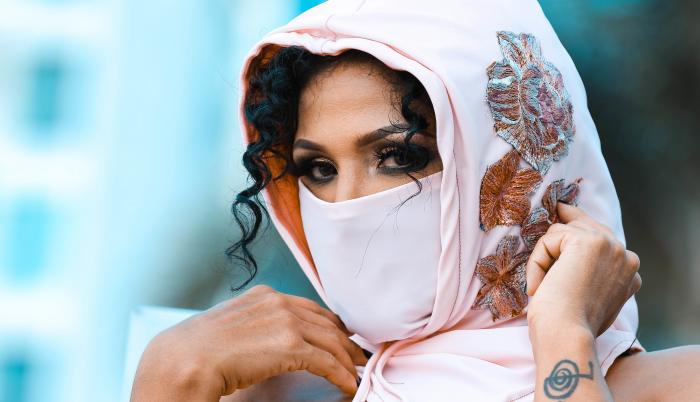 Lila Flores, línea de ropa de bioseguridad.
