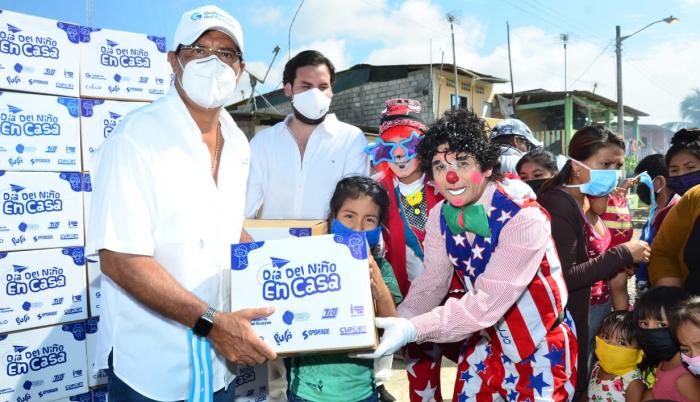 Carlos Luis Morales reparte alimentos en la isla Puná
