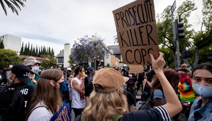 Los Ángeles, California. Las protestas contra el racismo y la violencia policial en EE.UU. generan preocupación por contagios de coronavirus.EFE