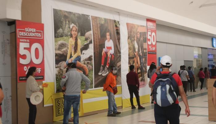 Los centros comerciales y los pequeños locales anuncian promociones y descuentos