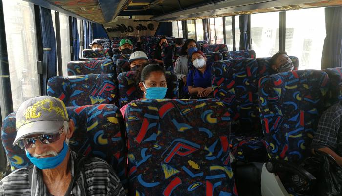 PLAYAS, LOS BUSES SOLO LLEVAN LA MITAD DE SU CAPACIDAD