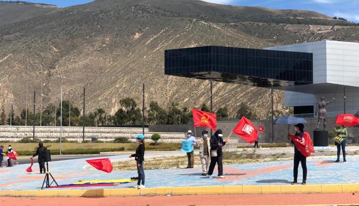 protestas de maestros en la Mitad del mundo