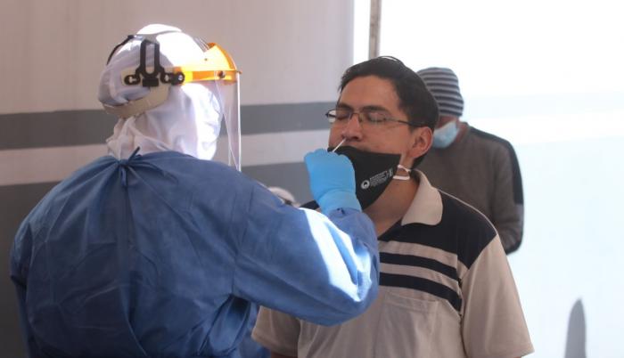 El municipio de Quito tomó pruebas PCR a conductores