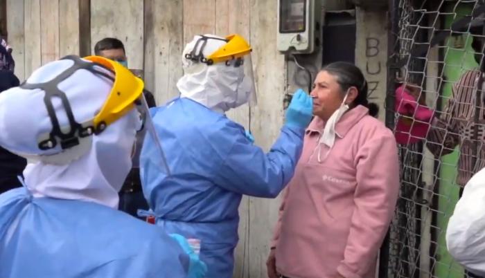 Personal sanitario del Municipio de Quito aplica la prueba del COVID 19
