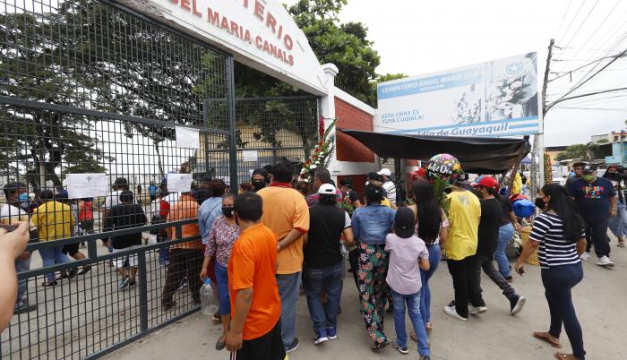 PERSONAS HACEN FILA