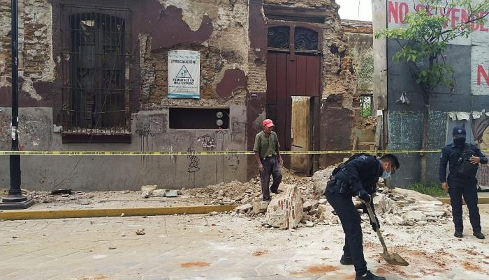 El terremoto de magnitud 7,5 que sacudió este martes con fuerza el centro y sur de México deja al menos un muerto por un derrumbe en el municipio oaxaqueño de Crucecita, epicentro del movimiento telúrico.