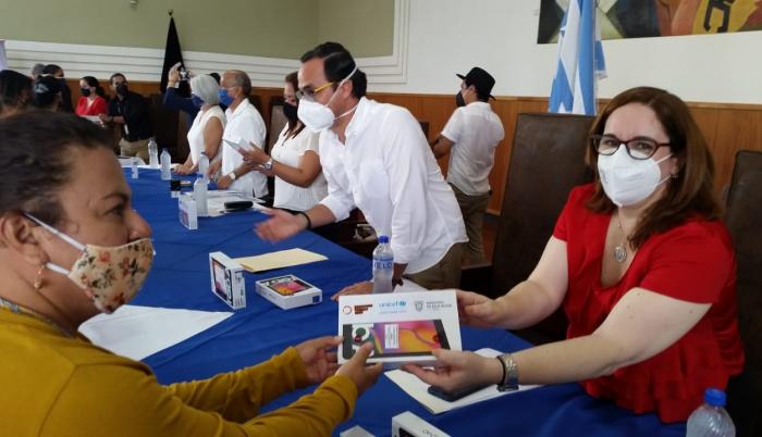 Entrega de tabletas