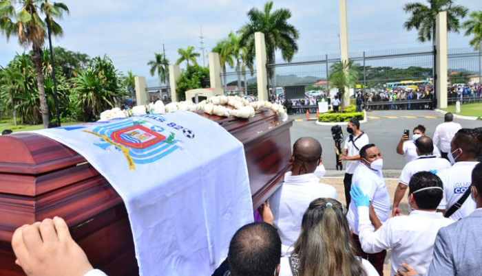 Ataúd donde están los restos de Carlos Luis Morales recorre las afueras del cementerio.