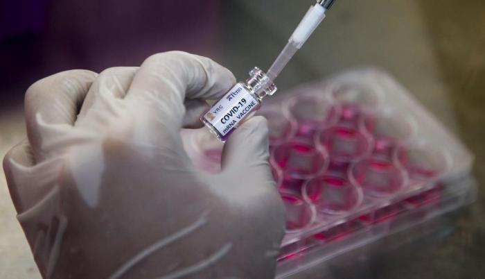 trabajos-busca-una-vacuna-para-coronavirus-laboratorio-bangkok-1590843442304
