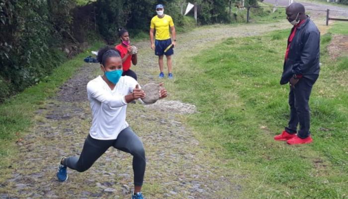 velocistas-ecuatorianos-angela-tenorio-alex-quiñónez-anahí-suárez-entrenamiento