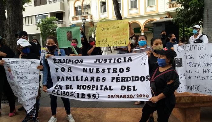 plantón por los cuerpos desaparecidos