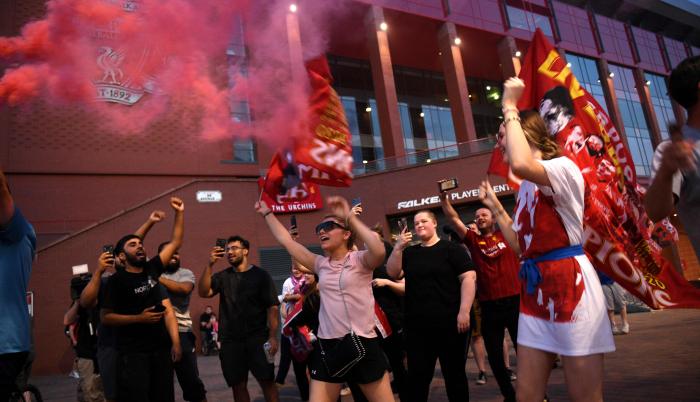 hinchas+Liverpool+Confinamiento+Festejos