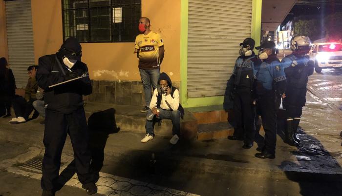 el aislamiento social no se respeta para beber en las calles de Quito